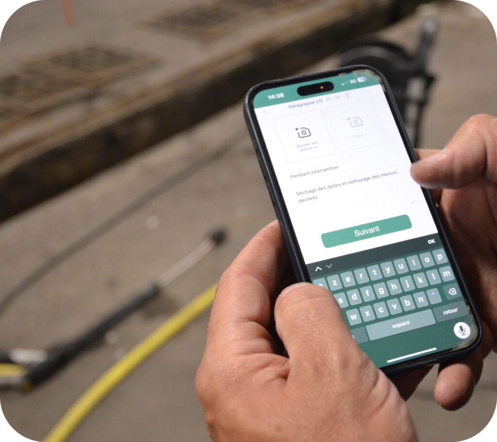Technicien créant un rapport en autonomie sur le chantier avec Operys