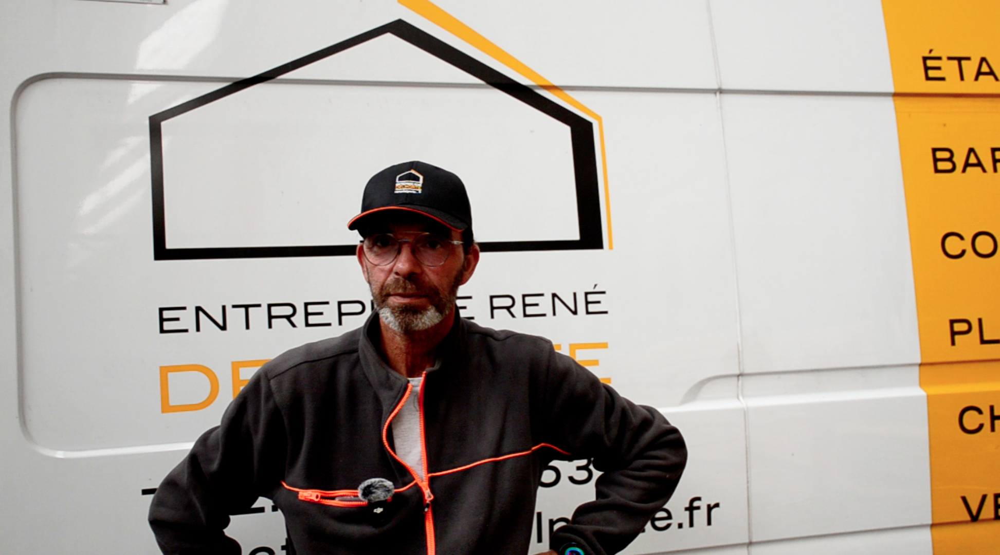 René Delporte devant le véhicule de l'entreprise